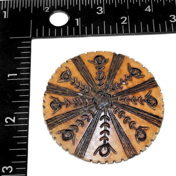 Vintage Carved Wood Hand Painted Pin Brooch Circle - Picture 3 of 4